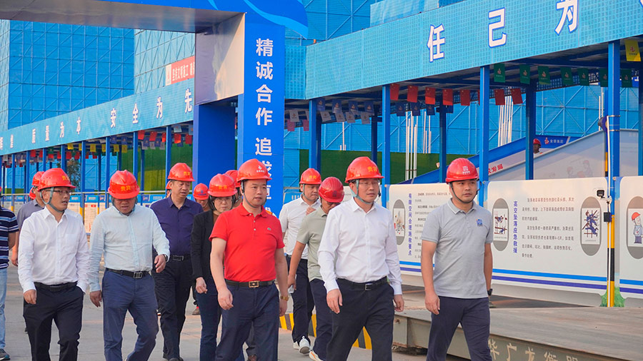 常务副市长张新宇一行到 金华市外国语学校新建项目调研督导